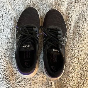 ASICS gel excite 8 in like new condition !